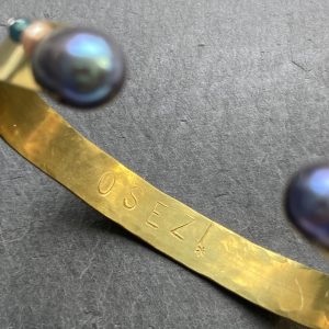 Bracelet manchette « Osez » perles grises