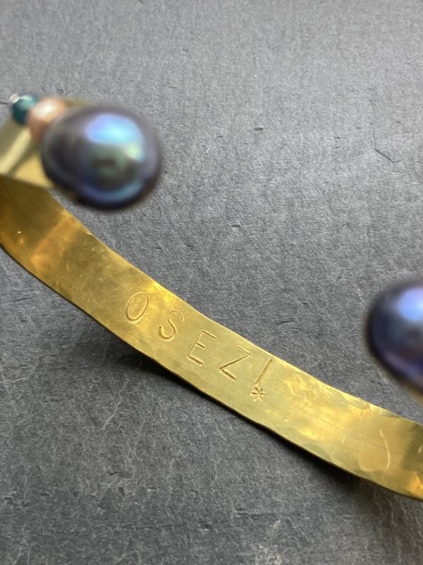 Bracelet manchette "Osez" perles grises – Image 2