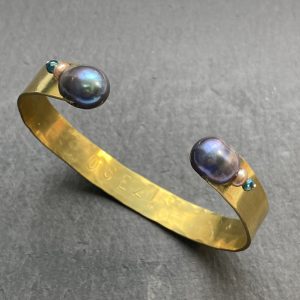 Bracelet manchette « Osez » perles grises