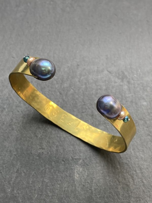 Bracelet manchette "Osez" perles grises
