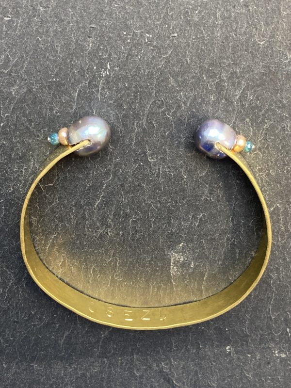 Bracelet manchette "Osez" perles grises – Image 3