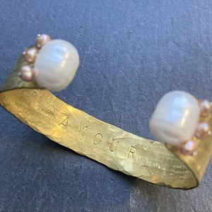 Bracelet manchette AMOUR perles blanches et rosées