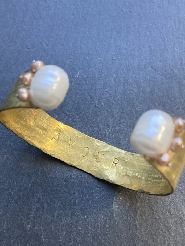 Bracelet manchette AMOUR perles blanches et rosées – Image 2