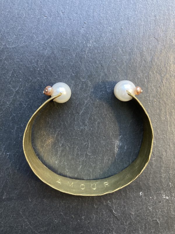 Bracelet manchette AMOUR perles blanches et rosées – Image 3