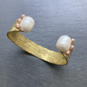 Bracelet manchette AMOUR perles blanches et rosées
