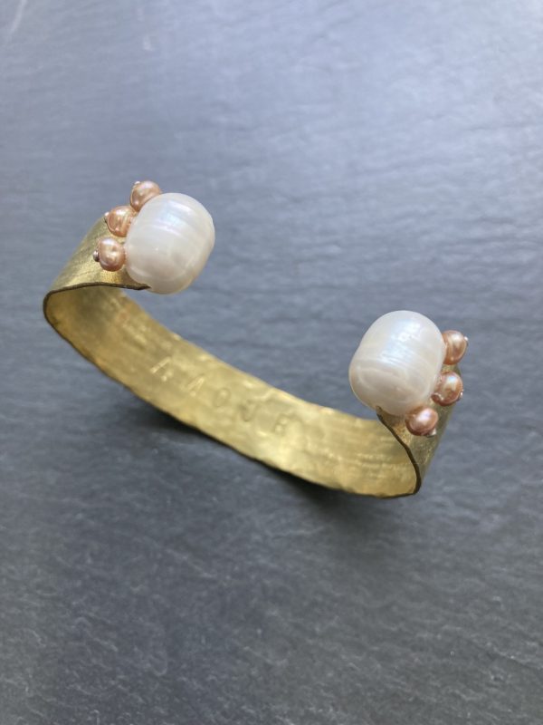 Bracelet manchette AMOUR perles blanches et rosées