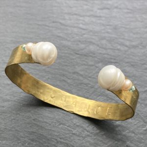 Bracelet manchette « CHANCE » perles d’eau douce blanches et champagne