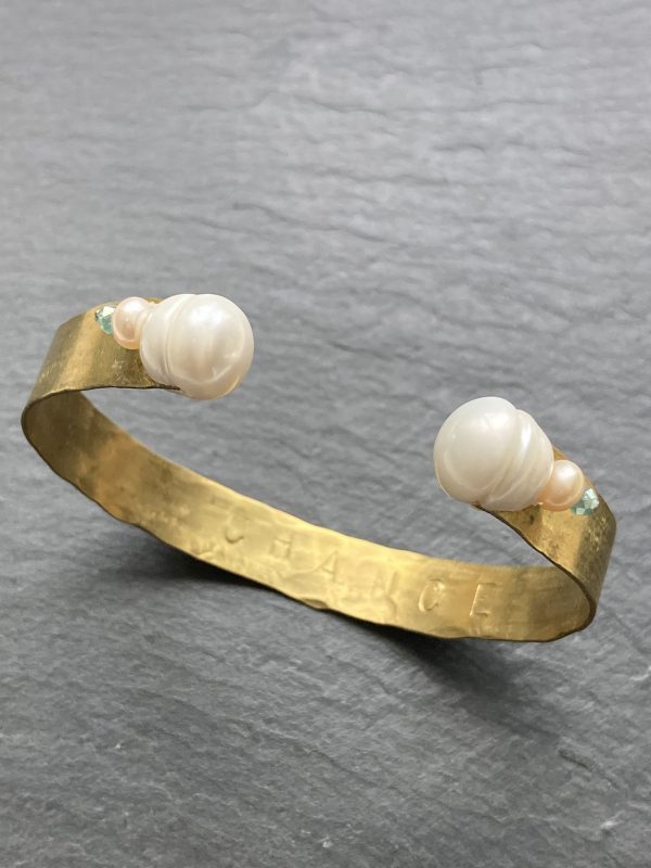 Bracelet manchette "CHANCE" perles d'eau douce blanches et champagne