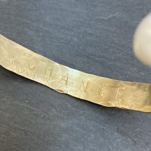 Bracelet manchette « CHANCE » perles d’eau douce blanches et champagne