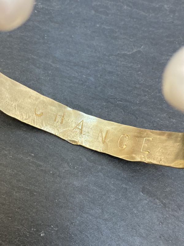 Bracelet manchette "CHANCE" perles d'eau douce blanches et champagne – Image 2