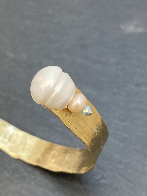 Bracelet manchette "CHANCE" perles d'eau douce blanches et champagne – Image 3
