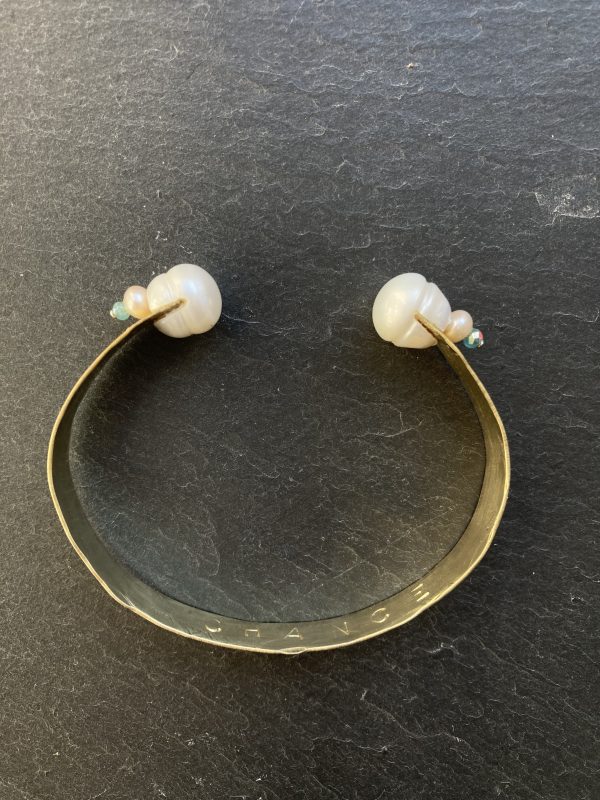 Bracelet manchette "CHANCE" perles d'eau douce blanches et champagne – Image 4