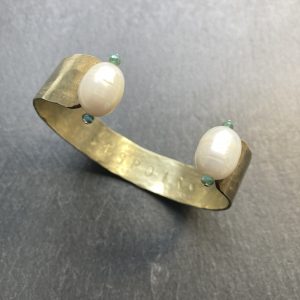 Bracelet manchette  « Espoir » perles blanches