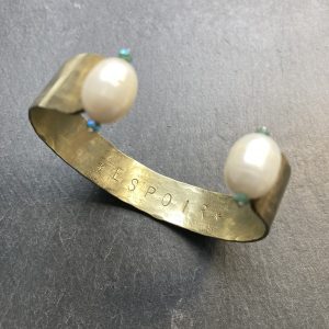Bracelet manchette  « Espoir » perles blanches