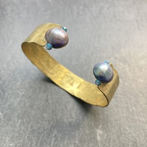 Bracelet manchette « Espoir » perles grises