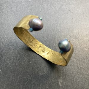 Bracelet manchette « Espoir » perles grises